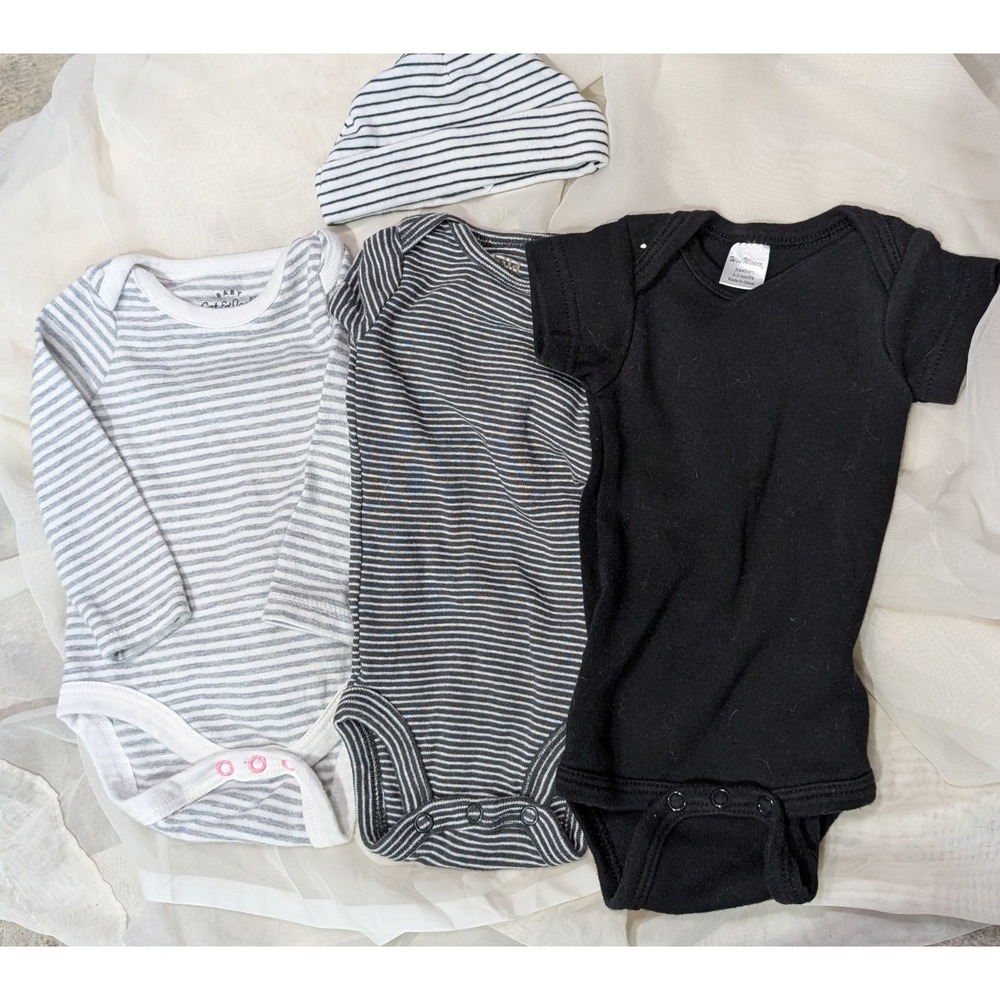 Carter's Bodysuit Bundle 3 Pack‎ NB/Preemie Carter's with Hat - Picture 4 of 6